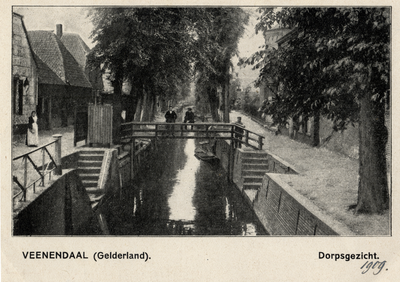 14747 Gezicht op de Grift en in de Zandstraat met bebouwing en loofbomen te Veenendaal.